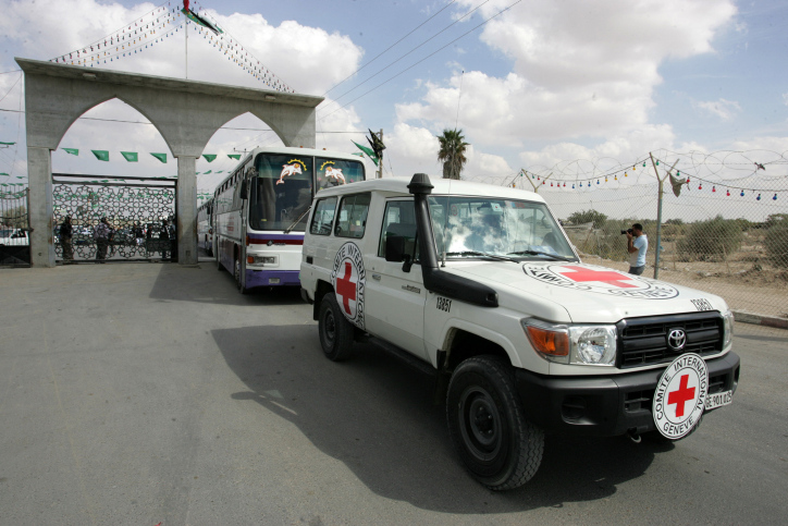 The arrival of the Red Cross vehicle and eight buses to the Rafah crossing in southern Gaza