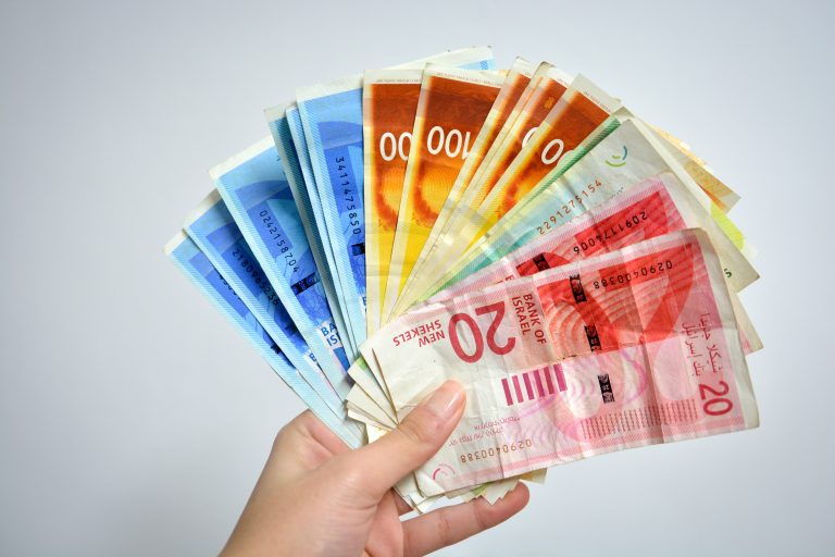 Hands,Holding,Money,-,Israeli,20,,50,100,And,200,Shekel