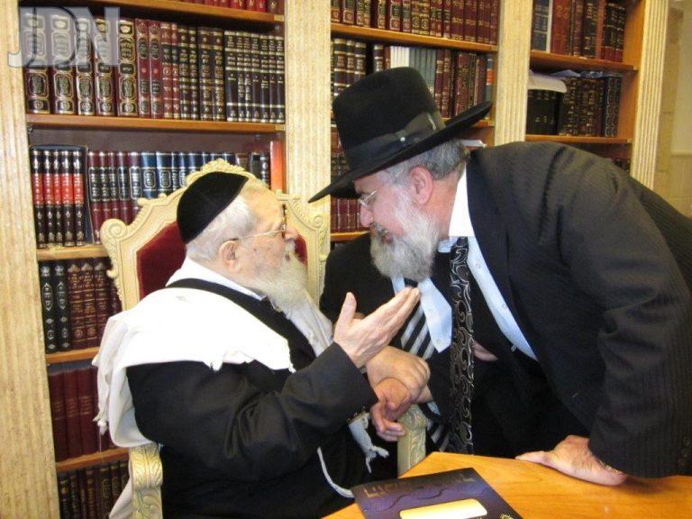 הרב עובדיה דהן מקבל את ברכת מרן הגר''ע יוסף על פעולותיו הברוכות