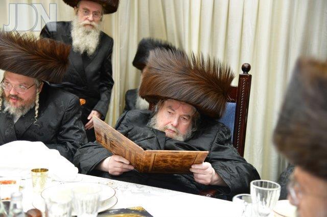 כינוס הנגידים בסוכה של מרן מבעלזא שליט'א (5)