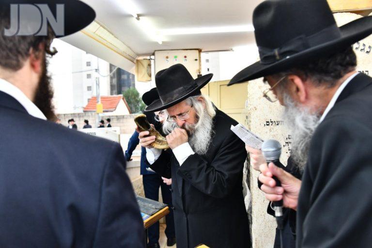 עצרת תפילה בציון הרב שך (2)