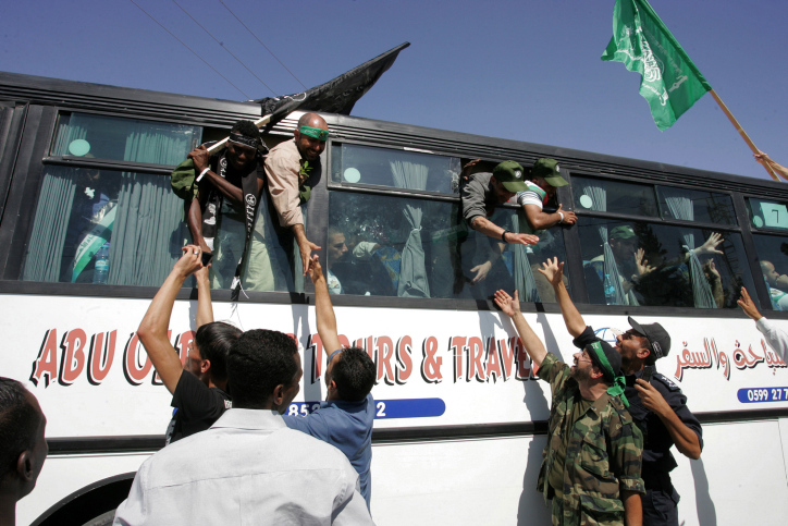 The arrival of the Red Cross vehicle and eight buses to the Rafah crossing in southern Gaza