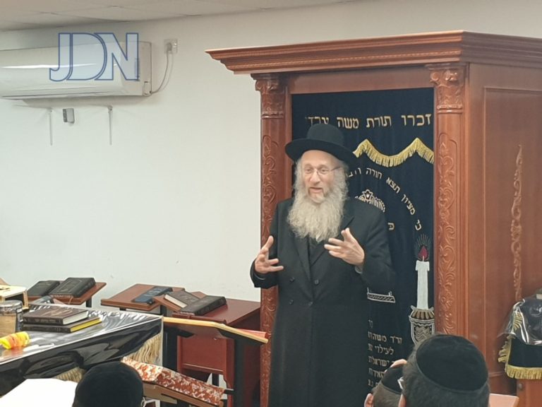 הגריא-דינר-במסירת-שיעור-בטבריה-4-1365x1024