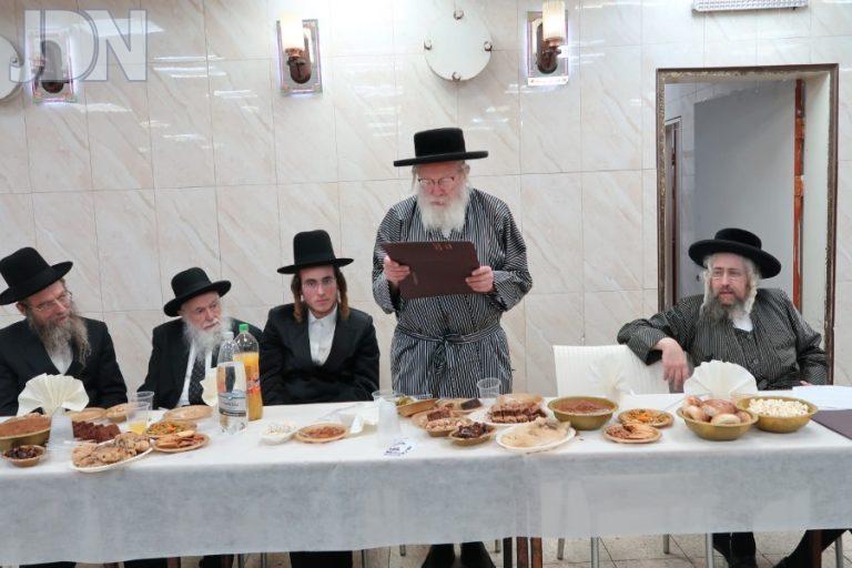 הזיידע הגה''צ ר' אהרון סאמט שליט''א דומ''ץ דקהל תוא''י בקריאת התנאים, נראה הגה''צ ר' רפאל סאקס שליט''א דומ''ץ דקהל תולדות אהרן