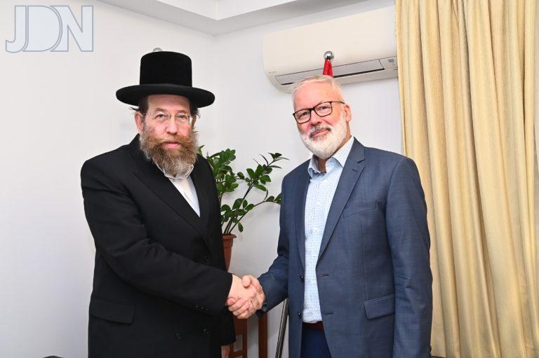 הרב דוד מארגלי בביקורו עם שגריר הונגריה בלשכתו בשגרירות בתל אביב (2)