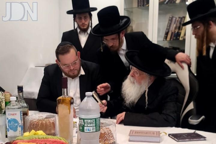 לִקְבוֹעַ מְזוּזָה • כ''ק מרן אדמו''ר שליט''א בקביעת מזוזה בבית ידידינו החשוב הרהח נפתלי בריסק הי''ו - לייקווד (3)