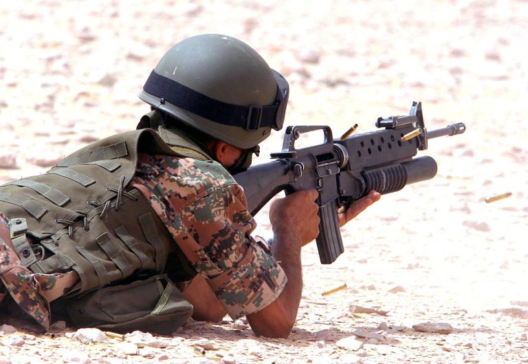 A_Jordanian_army_Soldier_fires_his_weapon_on_full_automatic