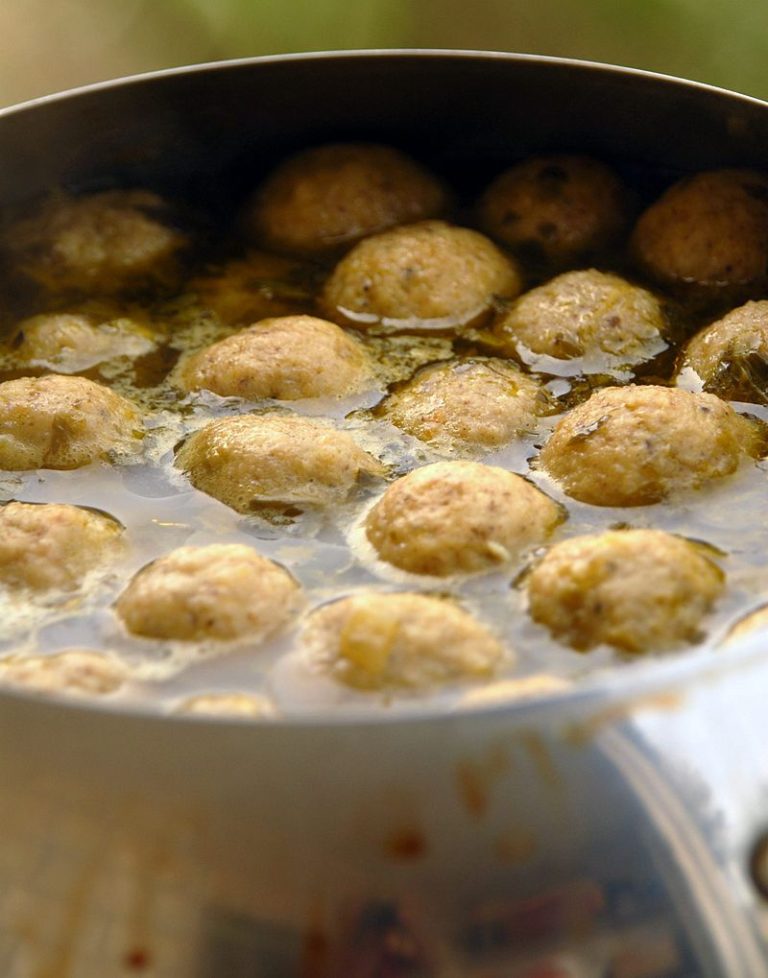 Flickr_-_Government_Press_Office_(GPO)_-_Matzah_Ball_Soup