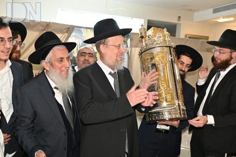 בית הכנסת הספרדי רמת אלחנן הכנסת ס''ת (7)