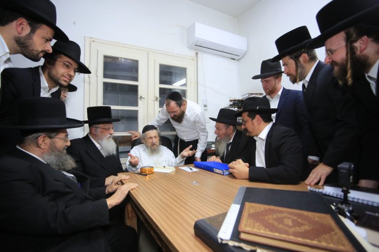 גדולי הרבנים התכנסו לטובת ארגון ׳יד לאחים׳