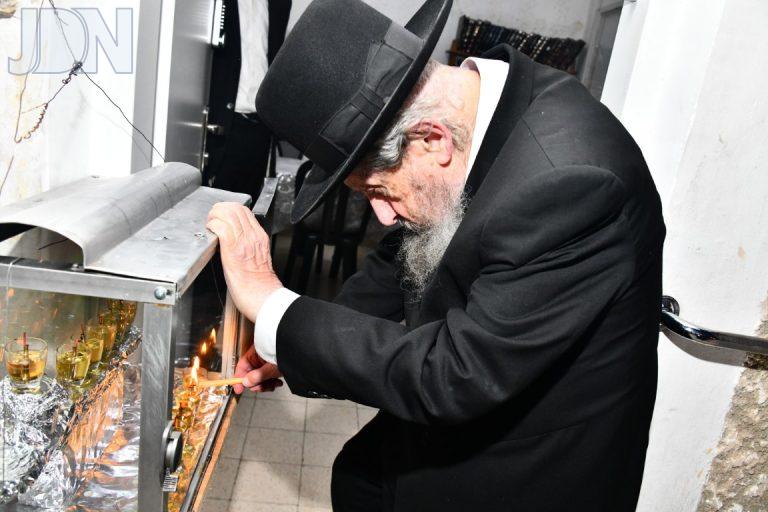 הגר''ד לנדו הדלקת נרות חנוכה (6)