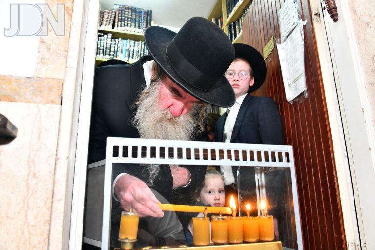 הגר''מ גרוס הדלקת נרות חנוכה (16)