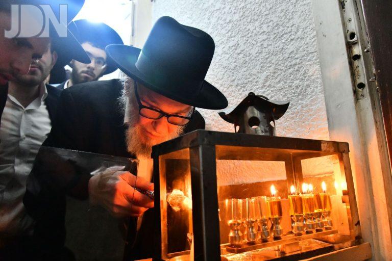 הגרמ''ה הירש הדלקת נרות חנוכה (13)
