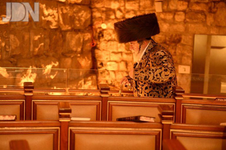 ויז'ניץ תפילה מול קודש הקדשים (18)