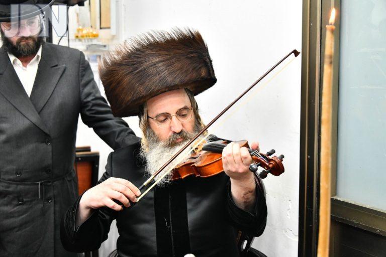 זוטשקא אמסנא הדלקת נרות חנוכה (14)