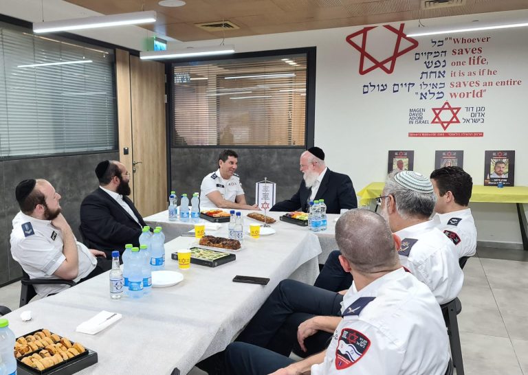חכ משה רוט, סגן יושב ראש הכנסת (אגודת ישראל) בביקור במגן דוד אדום - צילום דוברות מדא 30.11