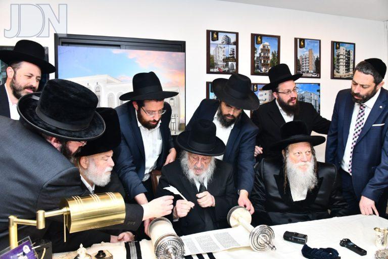 ישראל שיינפלד כתיבת ס''ת (10)