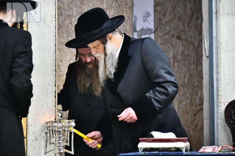מודז'יץ הדלקת נרות חנוכה (14)