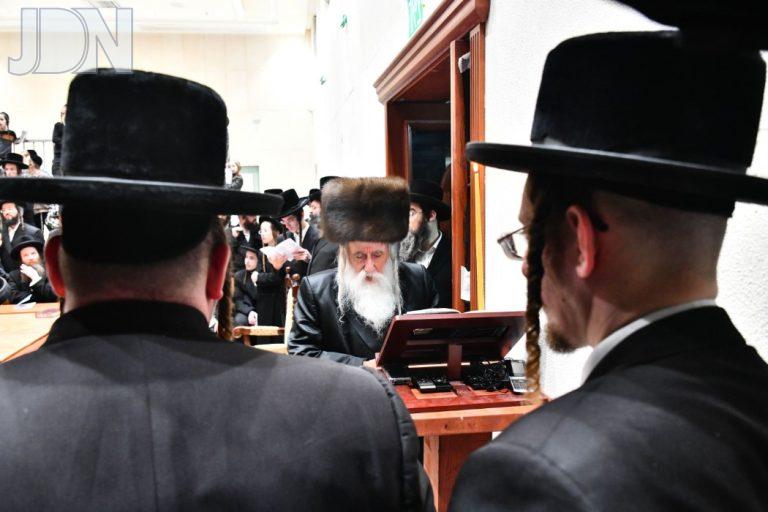 מכנובקא בעלזא חנוכה פד (15)