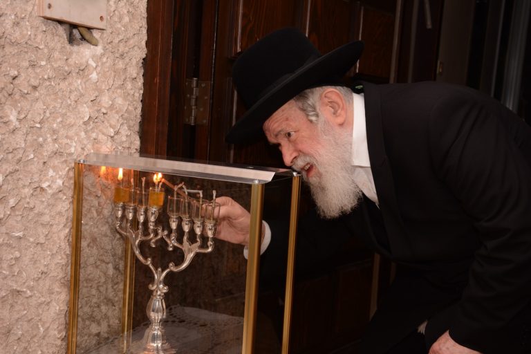 עמוד ההוראה בהדלקת נרות חנוכה