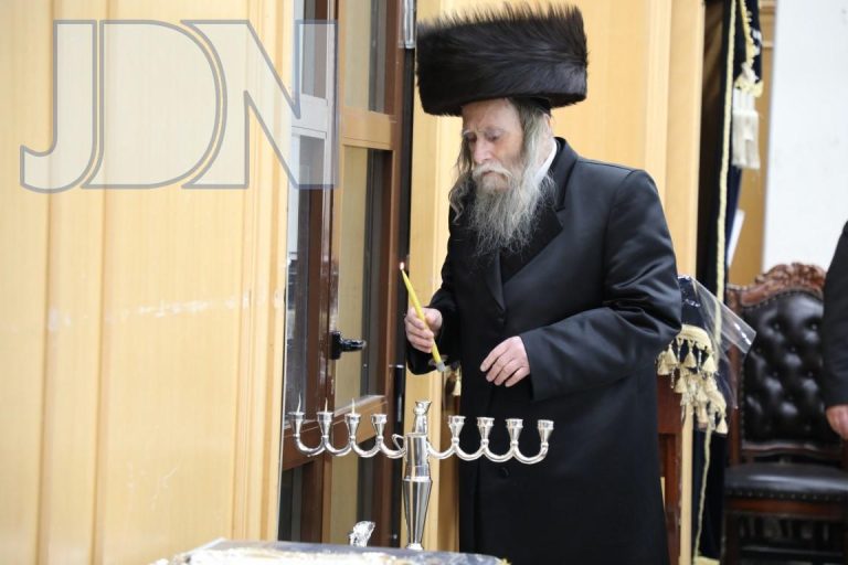 ערלוי-הדלקת-נרות-חנוכה-1