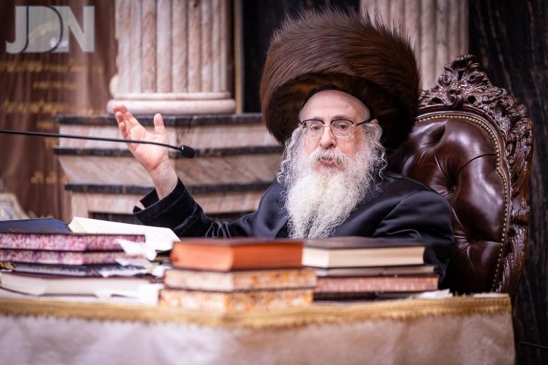 צאנז-קלויזענבורג-הדלקת-נרות-חנוכה-13