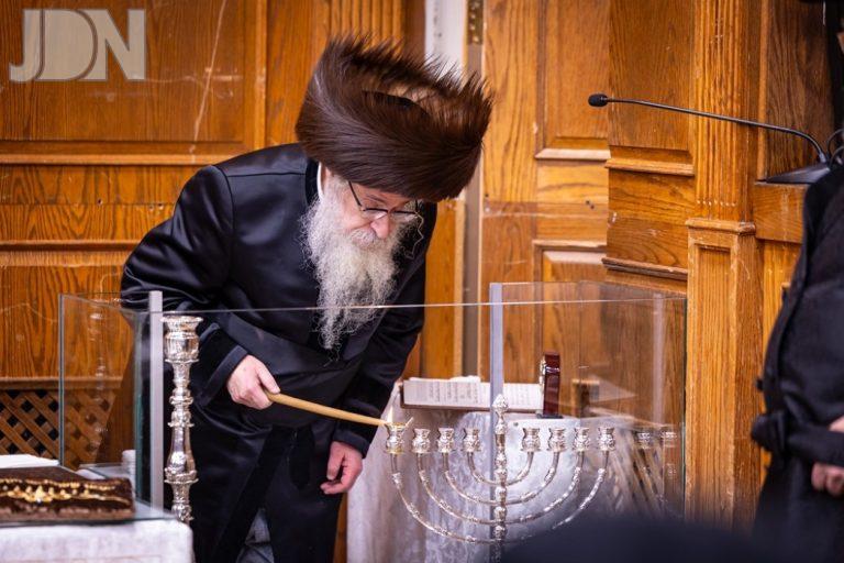 צאנז קלויזענבורג הדלקת נרות חנוכה (5)