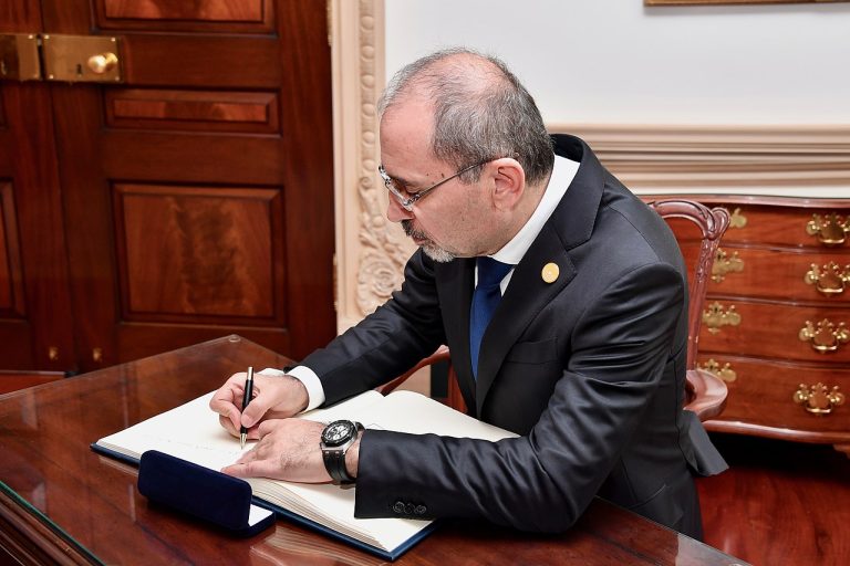 Jordanian_Foreign_Minister_Safadi_Signs_Secretary_Pompeo's_Guestbook_(46956257622)