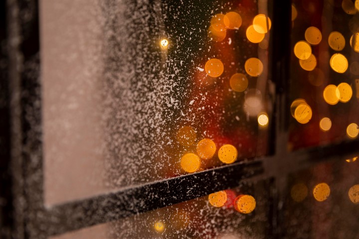 bokeh-effect-window-with-snow (Small)