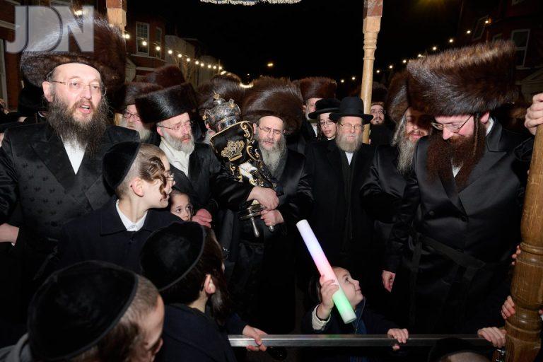 חרדים לונדון הכנסת ס''ת (9)