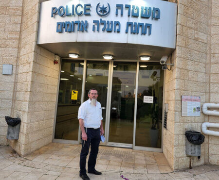 קלוגר בתחנה המשטרה