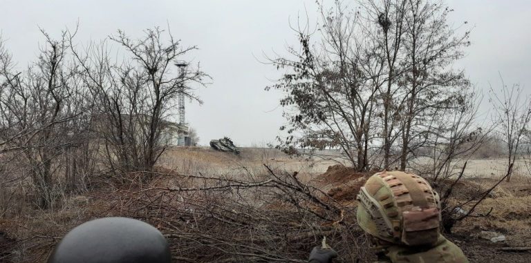 Ukrainian_soldiers_attack_a_Russian_tank_in_Mariupol_(1)