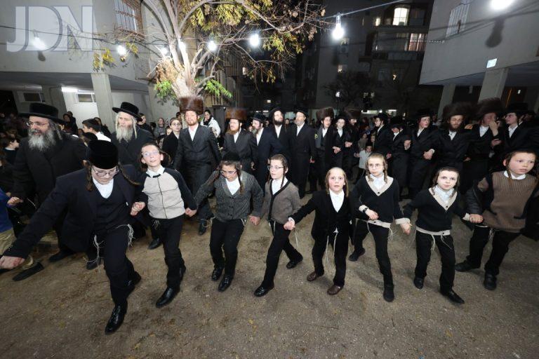 הכנסת ספר תורה לבית המדרש בית בנימין דחסידי בעלזא באשדוד צילום א אייזנבאך (19)