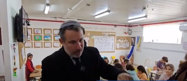 המיסיונר בביקור בגני ילדים בצפת