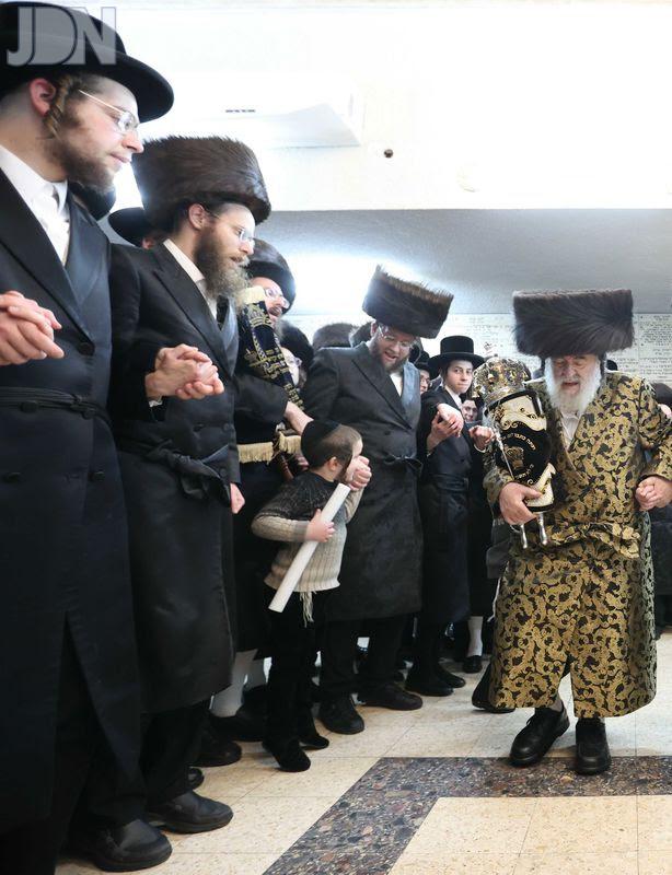 ויז'ניץ הכנסת ס''ת ויז'ניץ רבי טרפון (9)