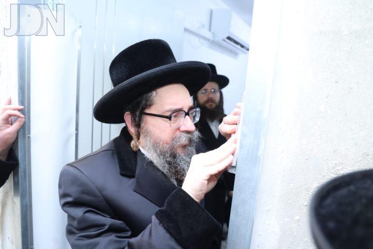 סקולען ירושלים קביעת מזוזות זרע קודש (4)