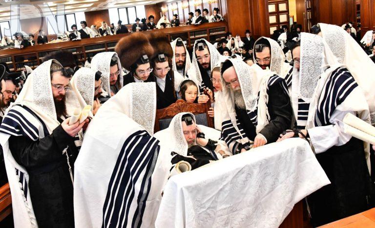 בעלזא קריאת המגילה (7)