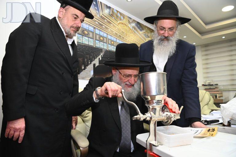 גדולי ישראל בטחינת חיטים עבור תומכי כולל טהרות על ידי הרב קורניצר מאפיית טיב המצות (17)