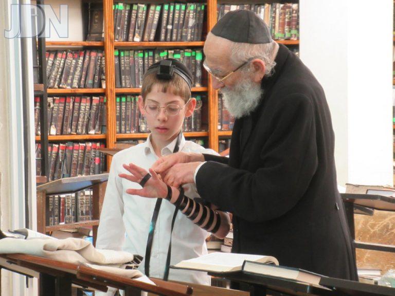 הנחת תפילין לבן מורינו הגר''מ קופמן שליט''א (2)