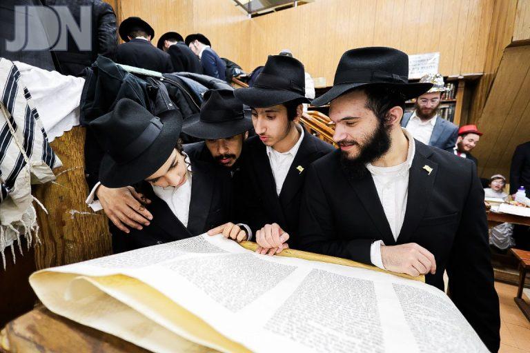 חב''ד 770 קריאת המגילה (26)