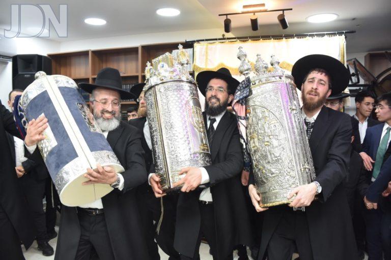 ישיבת אמרי חכמה אלעד הכנסת ספר תורה (11)