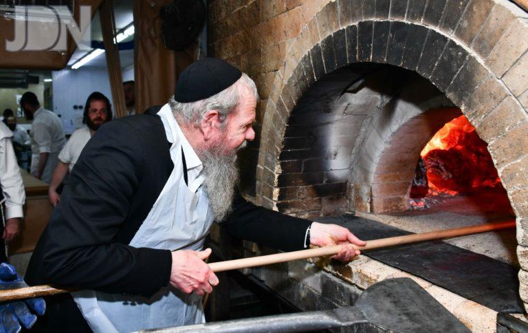 מרן הגרמש אדלשטיין באפיית מצות (6)