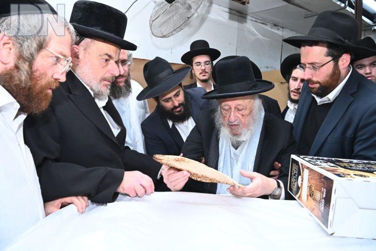 מרן הרב פוברסקי באפית מצות במאפית קורניצר (6)
