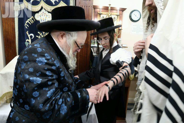 קרעטשניף סיגעט הנחת תפילין (1)