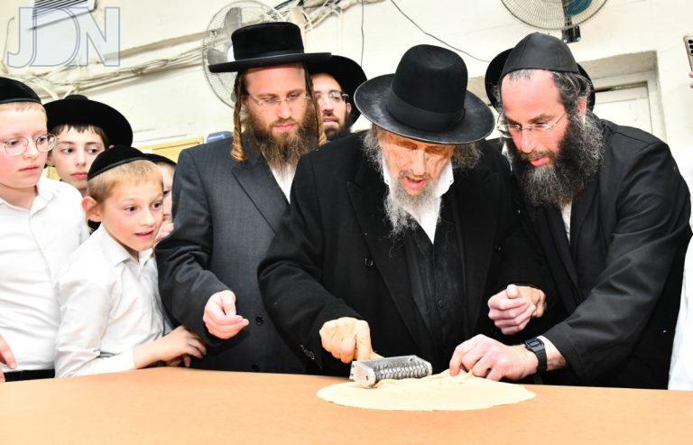 רבי אלטער דוד חיים שטרן שליטא באפיית מצות במושב קוממיות  צילום לרר (10)