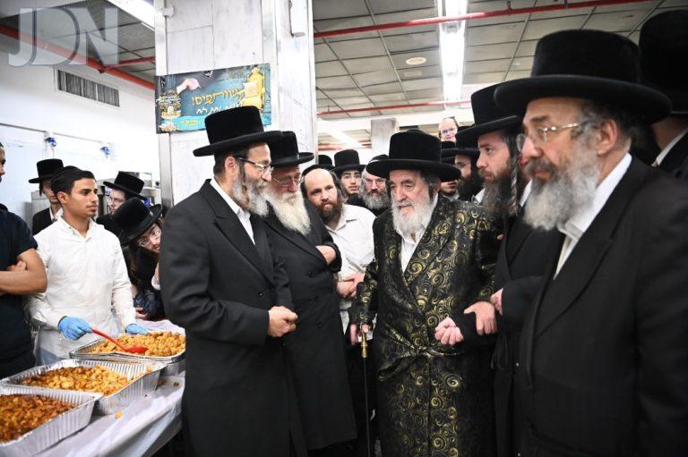 אדמור מויזניץ שליטא הגיע לביקור פתע במטבח החסד (24)