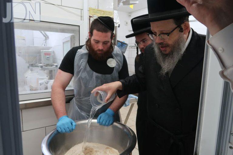 האדמור מבאסטאן באפיית מצות לקראת חג הפסח תשפד (6)