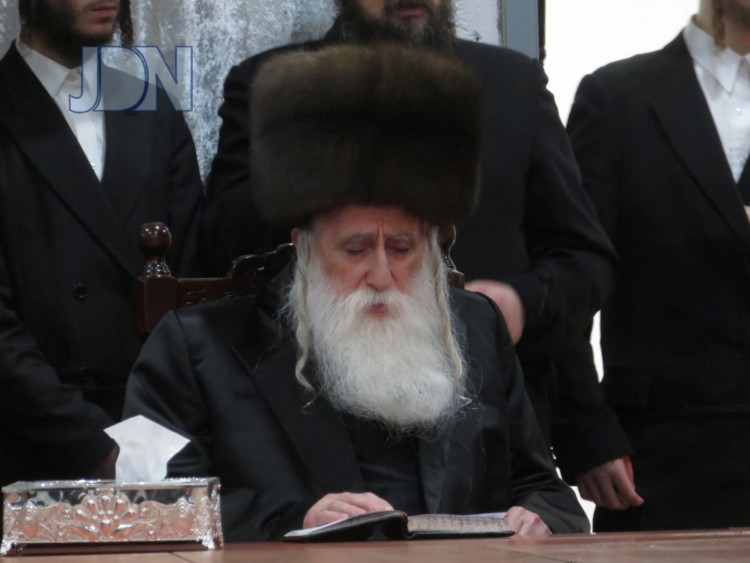 האדמור-ממחנובקא-בעלזא-חנוכה-צילום-א-11-750x563