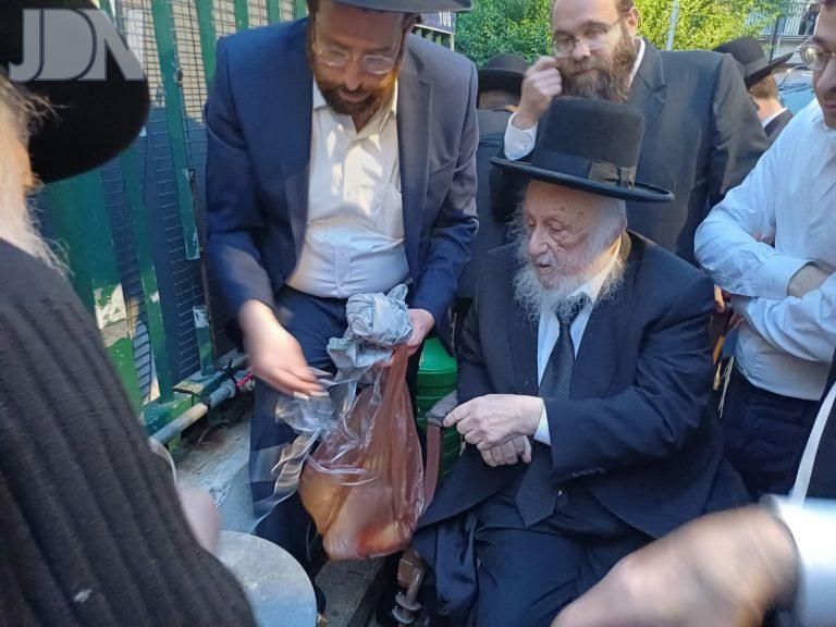 הגרב''ד פוברסקי בשאיבת מים שלנו (7)