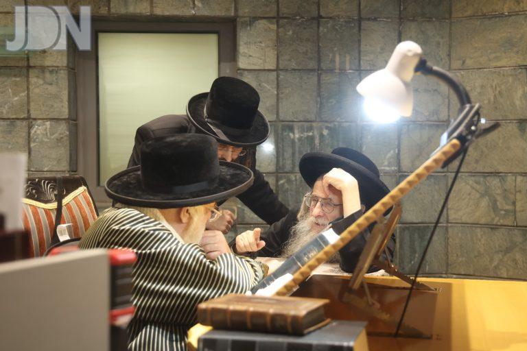 הגר''מ וועכטער אצל תוא''י ותו''א (6)